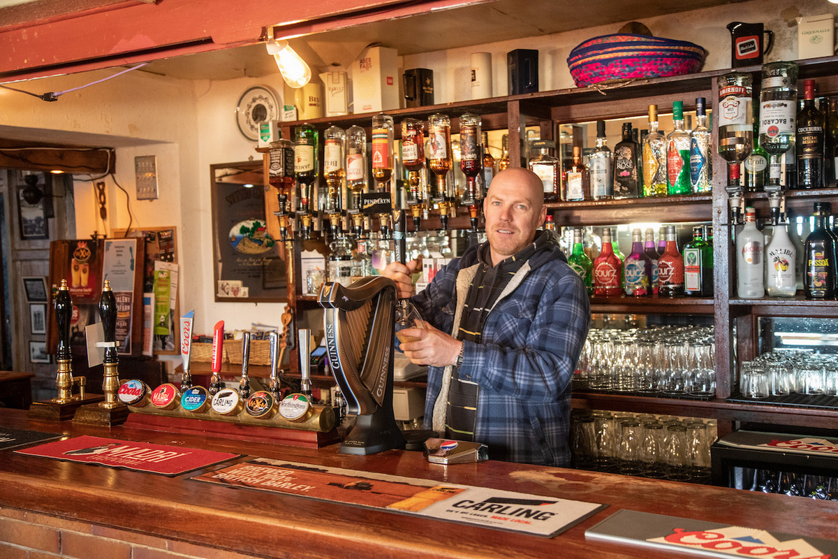 Sion Jones bar