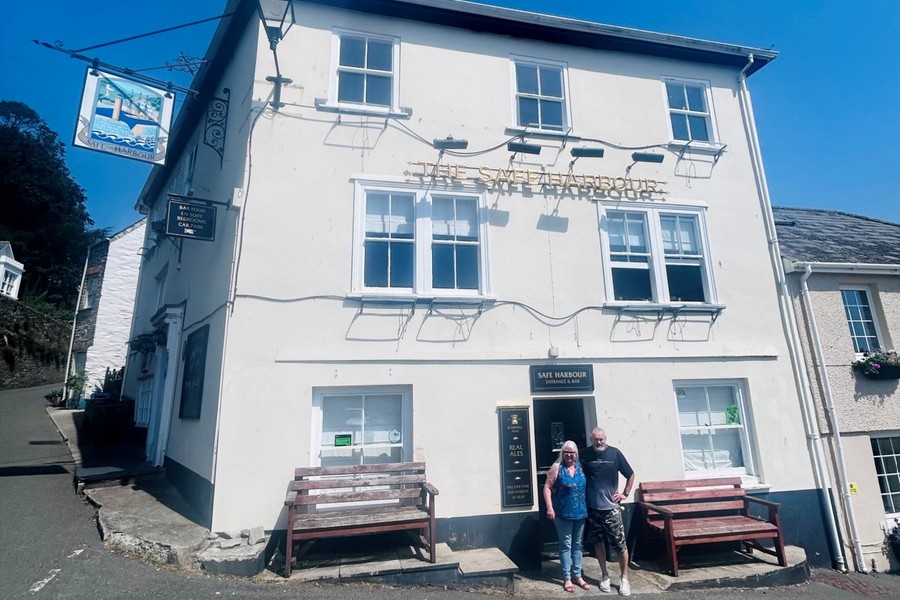 Fowey landlord retires after 35-year career